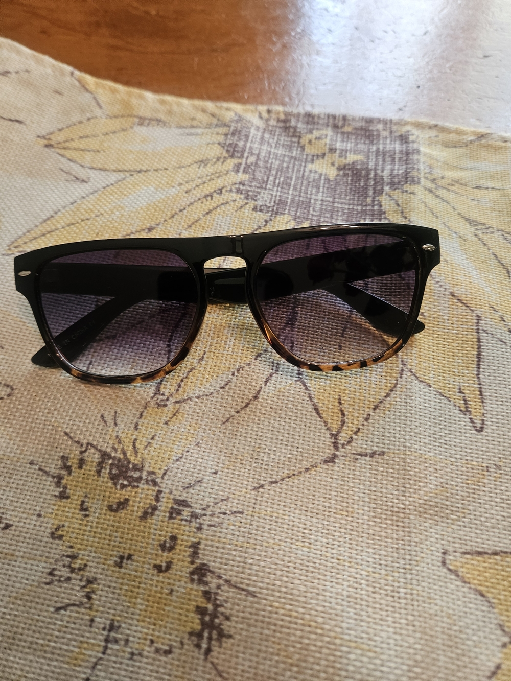 Free People Classic Black & Tortoiseshell Sunglasses!